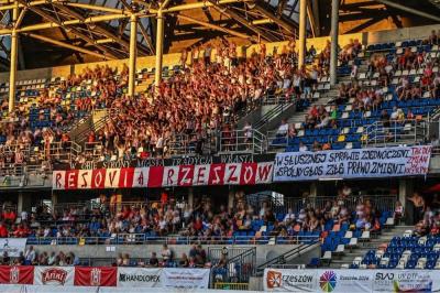 Fani Resovii na meczu z GKS-em Tychy (fot. facebook.com/najstarsiwpolsce)