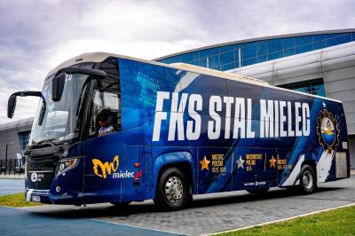 Tak prezentuje się nowy autokar FKS Stali Mielec (fot. stalmielec.com)