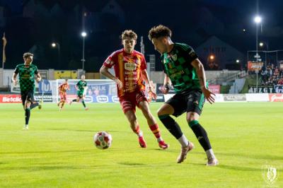 Piłkarze Stali Stalowa Wola (zielono-czarne stroje) przegrali w Krakowie z Hutnikiem 1-2 (zdjęcie archiwalne / fot. Daniel Tracz / stal1938.pl)