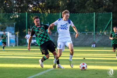 Piłkarze Stali Stalowa Wola (zielono-czarne stroje) przegrali w Krakowie z Hutnikiem 1-2 (fot. Daniel Tracz / stal1938.pl)