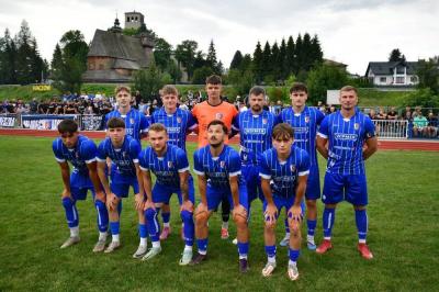 Karpaty Krosno są liderem klasy A i szybko chcą wrócić na wyższe szczeble rozgrywkowe (fot. facebook.com/KSKarpatyKrosno)
