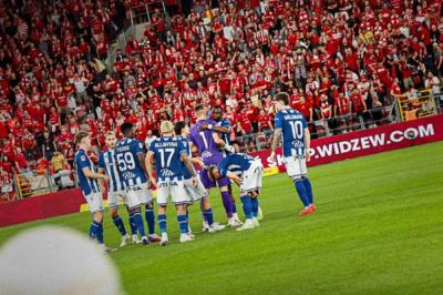Lech Poznań (niebieskie koszulki) wygrał w Łodzi z Widzewem 3-2 (fot. Przemysław Szyszka / lechpoznan.pl)