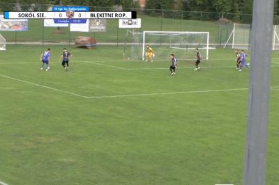 Skrót meczu Sokół Sieniawa - Błękitni Ropczyce 2-0 (fot. Facebook / 100077508183210)