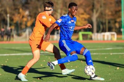 Modou Keita (z prawej) zostanie nowym graczem Stali Stalowa Wola (fot. Miedź II Legnica)