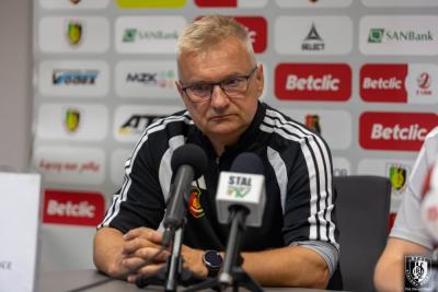 Jarosław Skrobacz po przegranej 0-5 w Nowym Targu nie miał wesołej miny (fot. Daniel Tracz / stal1938.pl)