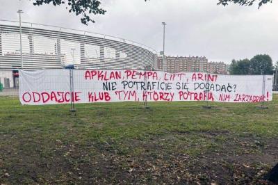 Jeden z transparentów pod stadionem Resovii (fot. facebook.com/najstarsiwpolsce)