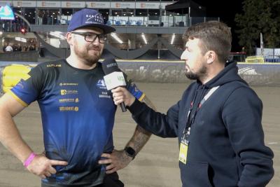 Na zdjęciu Adam Sułek, mechanik Dakar Development Stali Rzeszów, w rozmowie z Maciejem Decowskim-Niemcem.