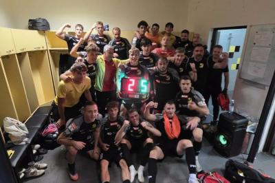 Radość piłkarzy Naprzodu Jędrzejów w szatni po meczu. Zwycięstwo w Połańcu było ich pierwszą wyjazdową wygraną w tym sezonie (fot. facebook.com/KSNaprzod)