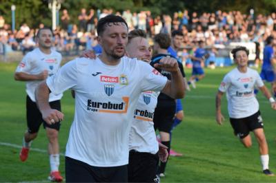 Piotr Mroziński (na pierwszym planie) strzelił dwa gole, a JKS wygrał w derbach z Lubaczowem 5-2 (fot. Dominik Budzowski / JKS Jarosław) 