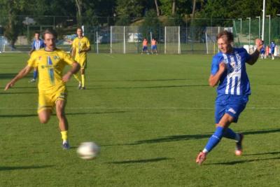 Piłkarze Sokoła Sieniawa (biało-niebieskie stroje) pokonali rezerwy Stali Rzeszów 3-1 (fot. facebook.com / Sokół Sieniawa / archiwum)