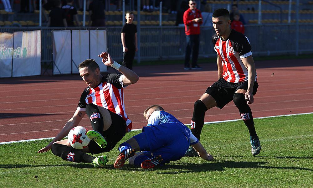 Bartłomiej Buczek (z lewej) i Sebstian Dziedzic (z prawej) nie wykorzystali dziś rzutów karnych. Ten drugi zdobył jednak gola i Resovia wygrała 1-0 (fot. archiwum)