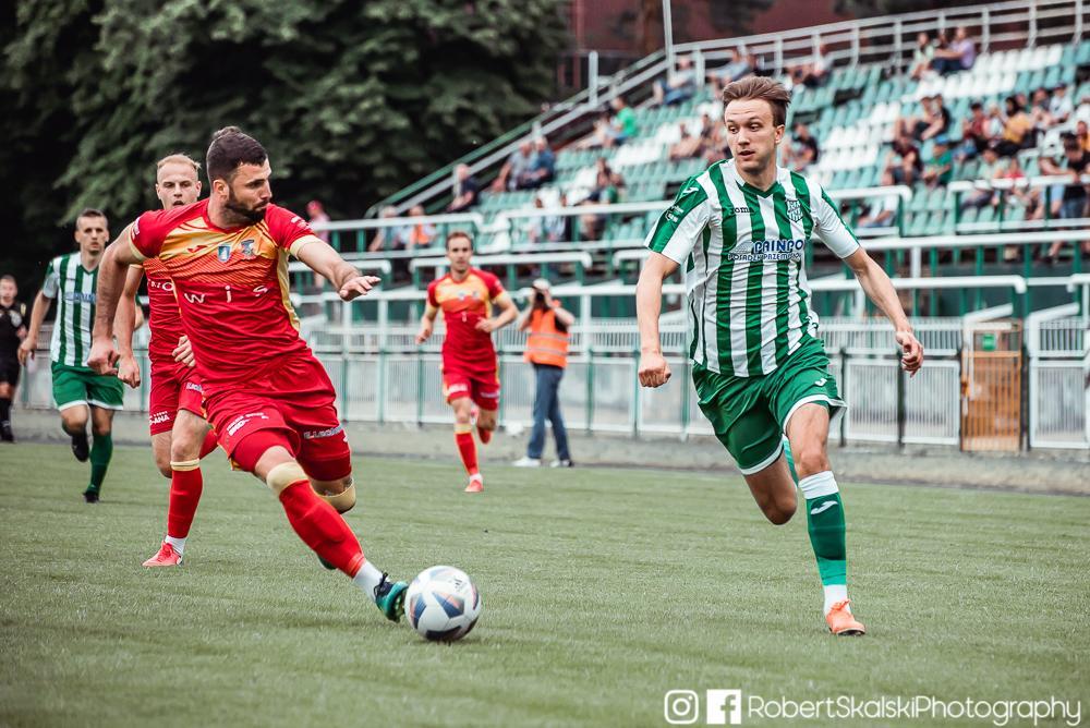Tomasz Palonek z Wisłoki Dębica (biało-zielone stroje) to jeden z napastników w jedenastce rundy 3 ligi (fot. Robert Skalski) 