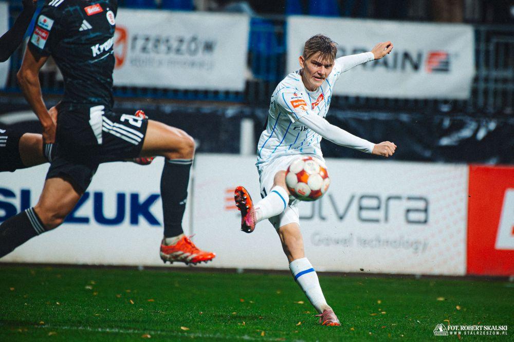 Szymon Kądziołka na radarze kolejnych klubów. Piłkarz może przebierać w ofertach (fot. Robert Skalski/ Stal Rzeszów)