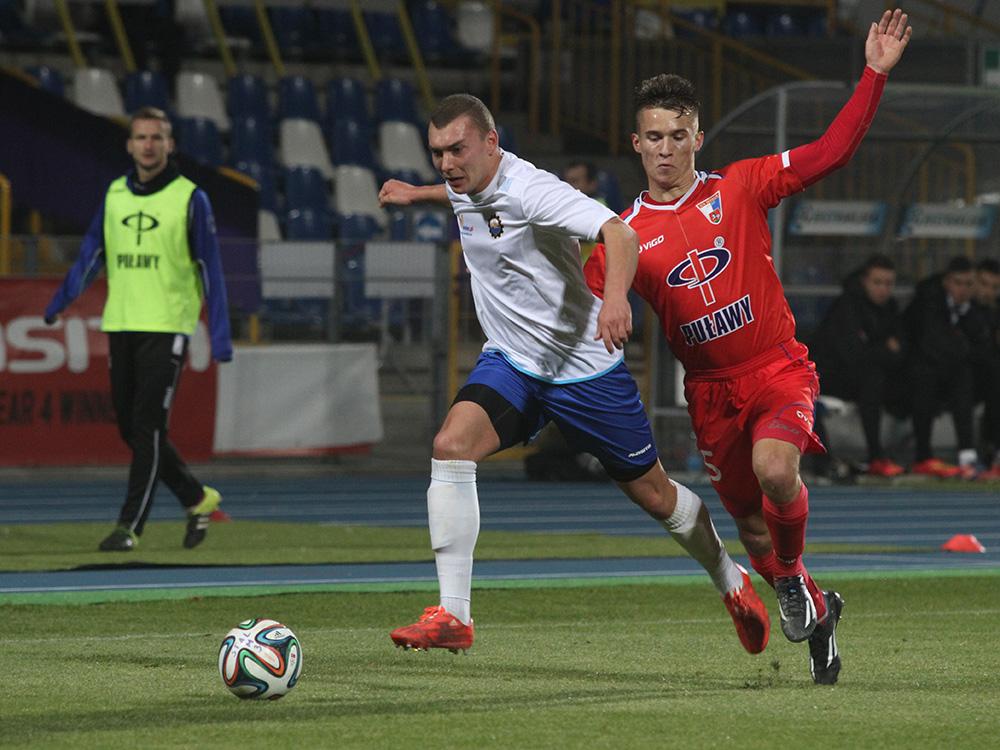 Tomasz Prejs (na zdjęciu z piłką) nadal będzie występował w Stali Mielec.
