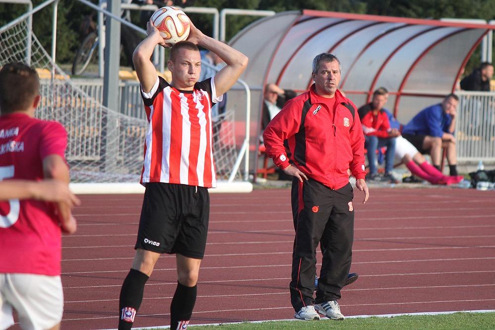 Sebastian Fedan (z piłką) z Resovią związany jest od początku piłkarskiej kariery. Obok były już trener Maciej Huzarski.