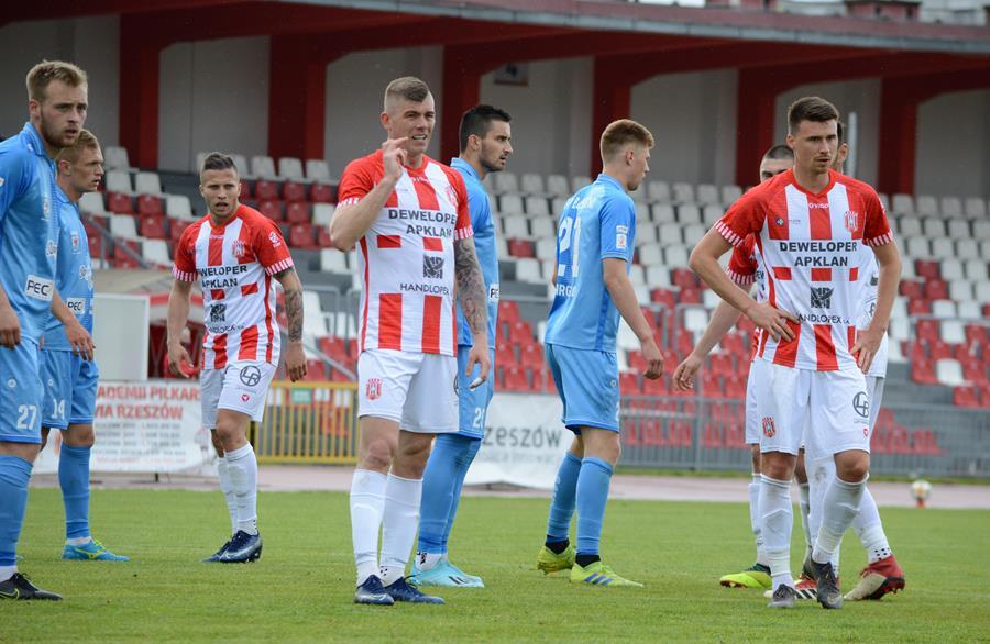 Hubert Sadowski (na zdjęciu, w środku obok Daniela Świderskiego) może zostać nowym piłkarzem Apklan Resovii (fot. Apklan Resovia)
