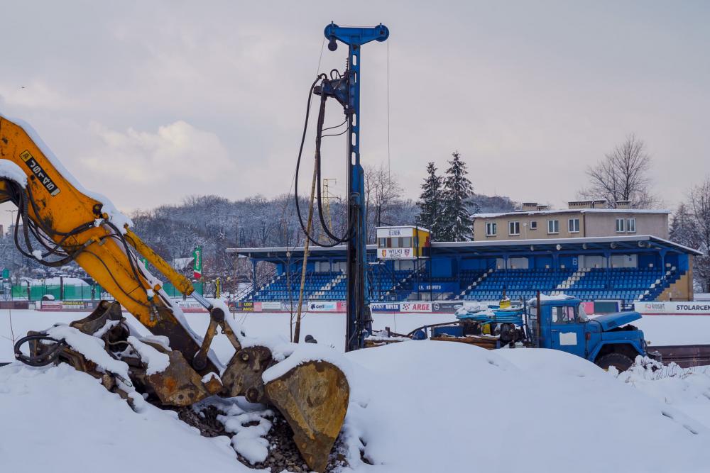 Rozpoczęła się budowa jupiterów na stadionie w Krośnie (fot. Cellfast Wilki Krosno)