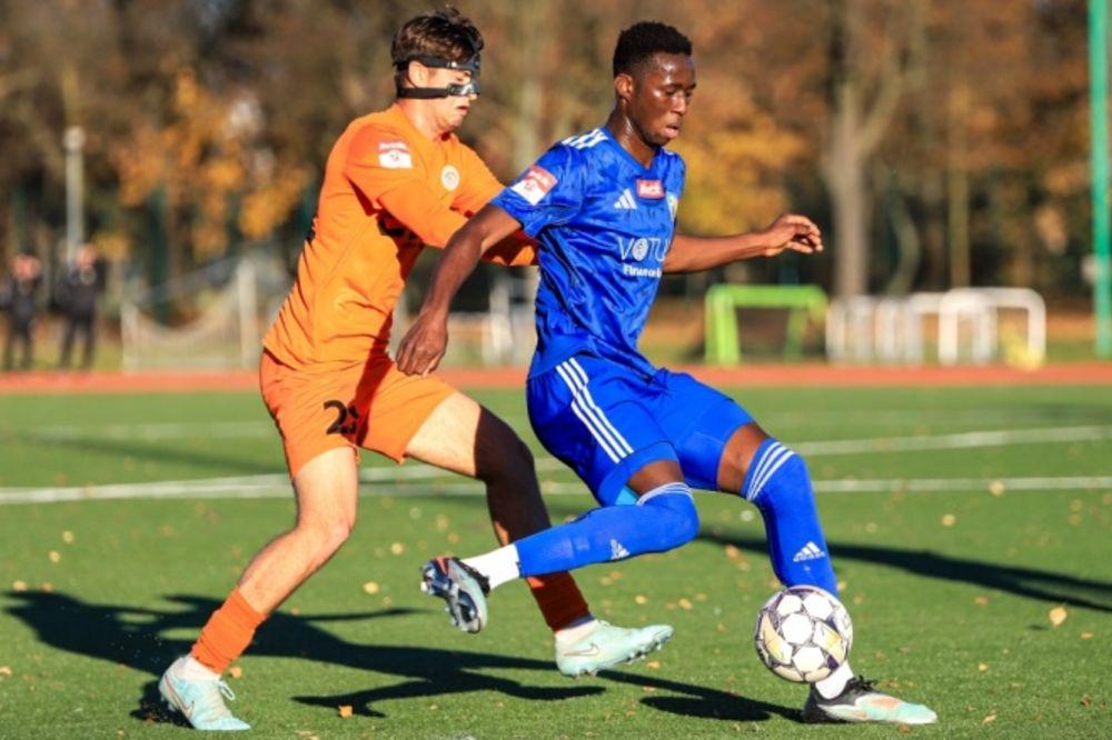 Modou Keita (z prawej) zostanie nowym graczem Stali Stalowa Wola (fot. Miedź II Legnica)