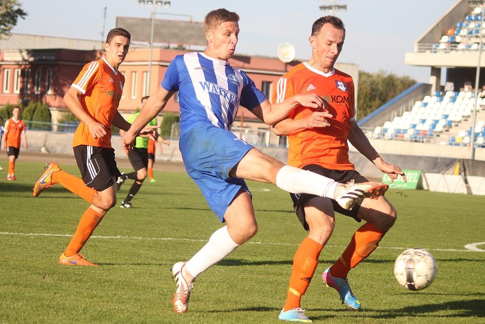 Sokół Sieniawa (pomarańczowe koszulki) wraca do przygotowań już w poniedziałek.