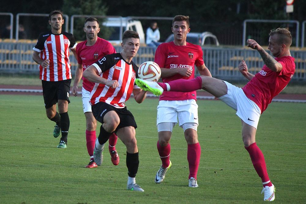 Resovia (biało-czerwone pasiaki, zdjęcie z meczu z Wólczanką) pokonała Piast Tuczempy 2-0.