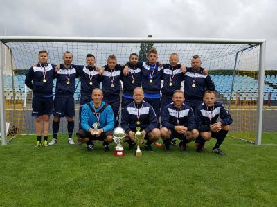 Witold Kwaśny (pierwszy na dole po lewej) świętuje wraz z kolegami Mistrzostwo Polski Urzędów Wojewódzkich