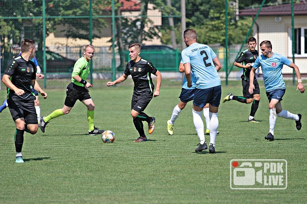 Rezerwy Stalówki (czarne stroje) powalczą o kolejne punkty w 4 lidze (fot. Radosław Kuśmierz)