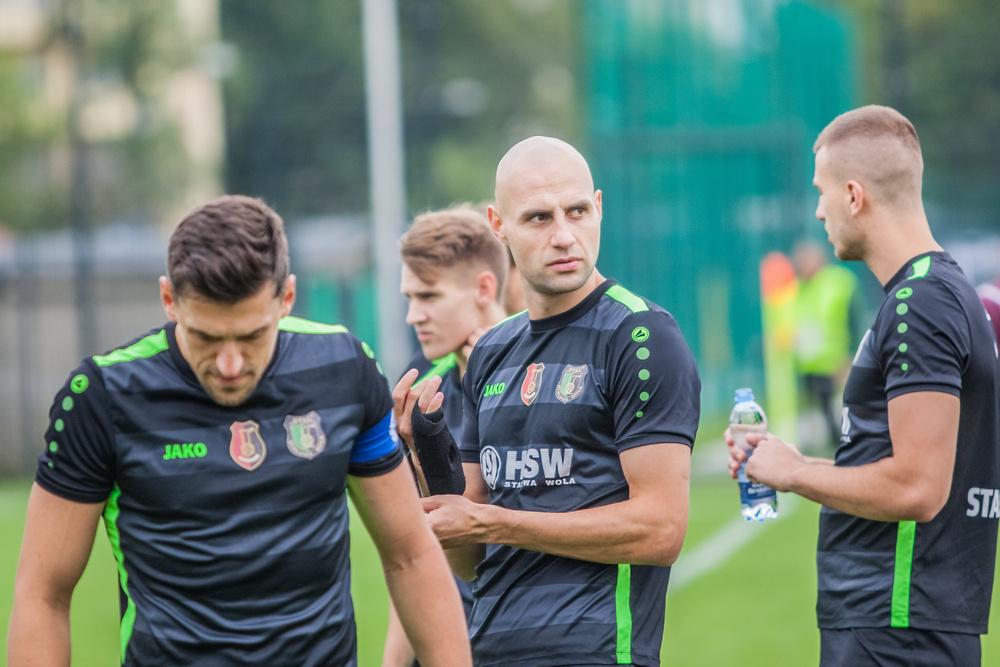 Michał Fidziukiewicz (na zdjęciu, w środku) rozwiązał umowę ze Stalą Stalowa Wola (fot. Radosław Kuśmierz)