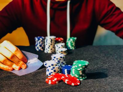 Jak grać w pokera? Zasady dla początkujących