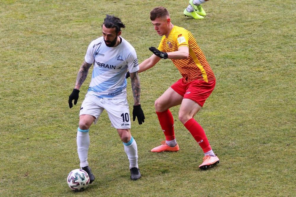 Krystian Pieczara (na zdjęciu, z lewej) odchodzi ze Stali Rzeszów (fot. Radosław Kuśmierz)