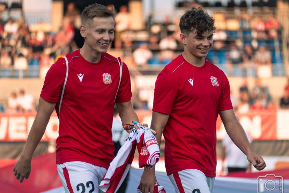 Kornel Rębisz (z lewej) z nowym kontraktem w Resovii (fot. P. Golonka/ Resovia)