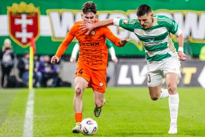 Lechia Gdańsk (biało-zielone stroje) przegrała u siebie z Zagłębiem Lubin 0-2.