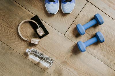 Sprzęt sportowy do ćwiczeń w domu – jakie urządzenia i akcesoria wybrać?