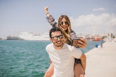 Jak zaoszczędzić na wakacjach nie ograniczając się? Pięć praktycznych sposobów