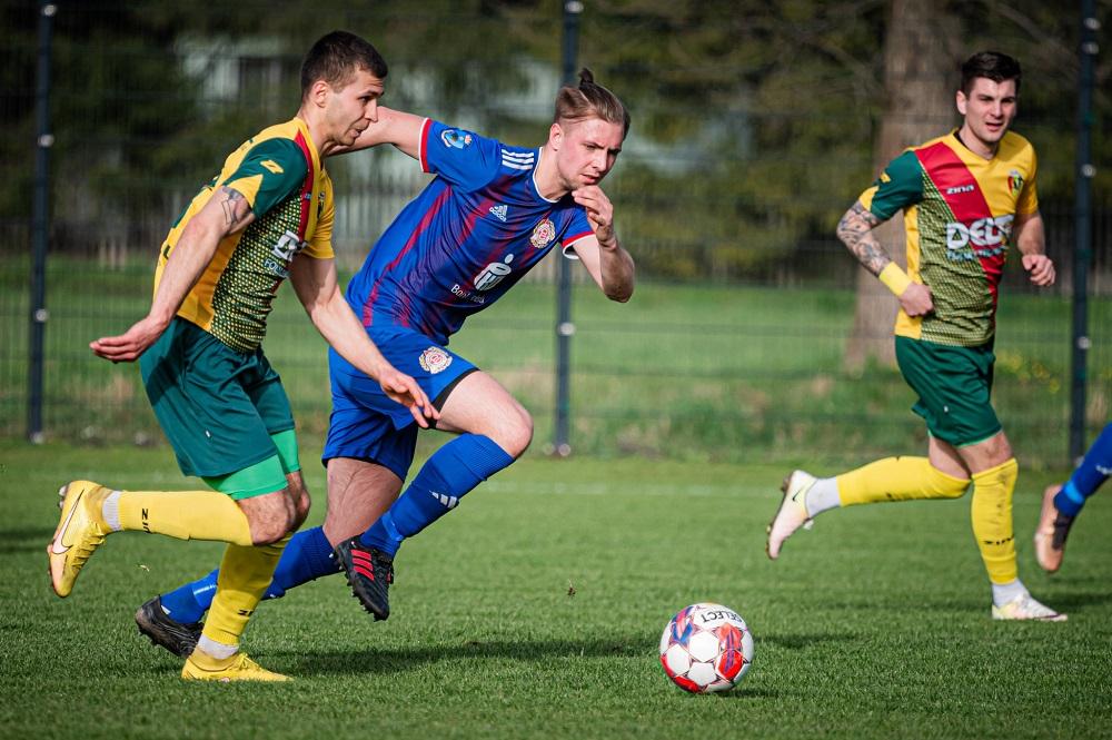 Sokół Kolbuszowa Dolna (żółto-zielone stroje) notuje znakomite występy w rundzie wiosennej (fot. MUKS Sokół Kolbuszowa Dolna/facebook)