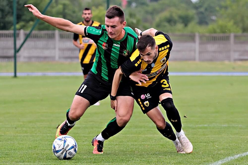 Michał Mistrzyk (na zdjęciu, z lewej) został zgłoszony do rozgrywek 4 ligi podkarpackiej przez Sokoła Kamień (fot. Radek Kuśmierz)