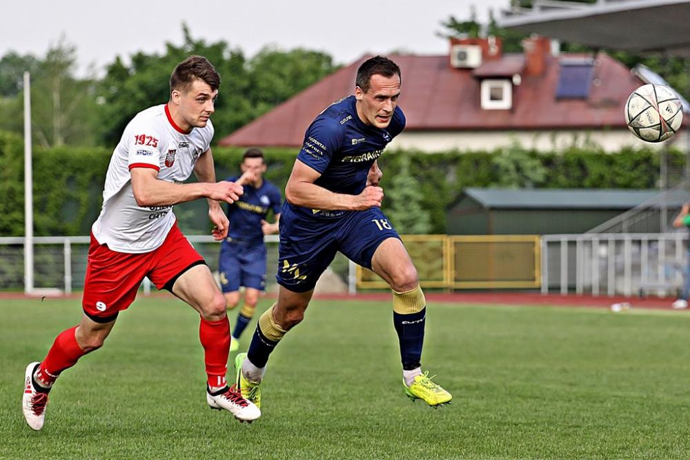 Tomasz Płonka (na zdjęciu, z prawej) został nowym piłkarzem Karpat Krosno (fot. Radosław Kuśmierz)