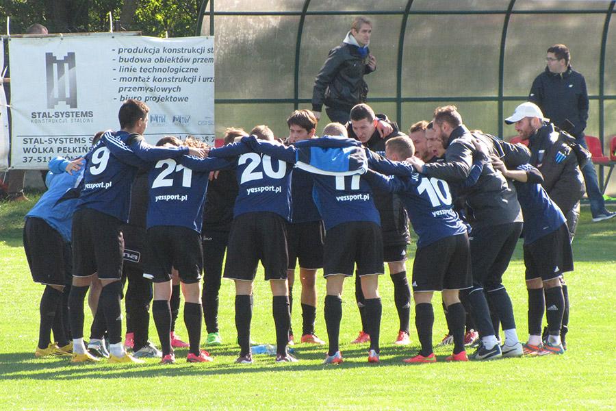 Piłkarze JKS-u Jarosław zagrzewali się do walki, ale w starciu z Orłem Przeworsk nie zdołali trafić do siatki (fot. Jakub Kwiecień)