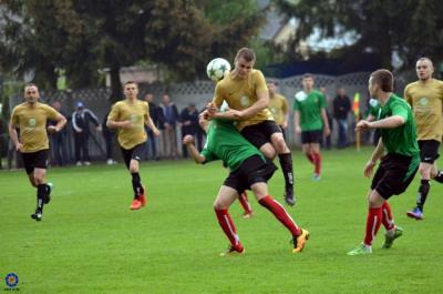 LKS Skołoszów (złote koszulki) pewnie wygrał z MKS-em Radymno (fot. Adrianna Popkiewicz)