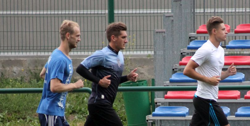 Mateusz Mianowany (w środku) w ostatnim czasie leczył poważną kontuzję.