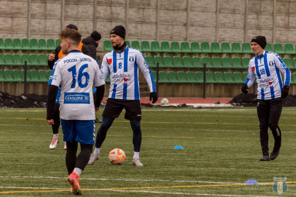 Kadra Pogoni-Sokoła Lubaczów na obóz w Woli Chorzelowskiej (fot. Pogoń-Sokół Lubaczów/facebook)