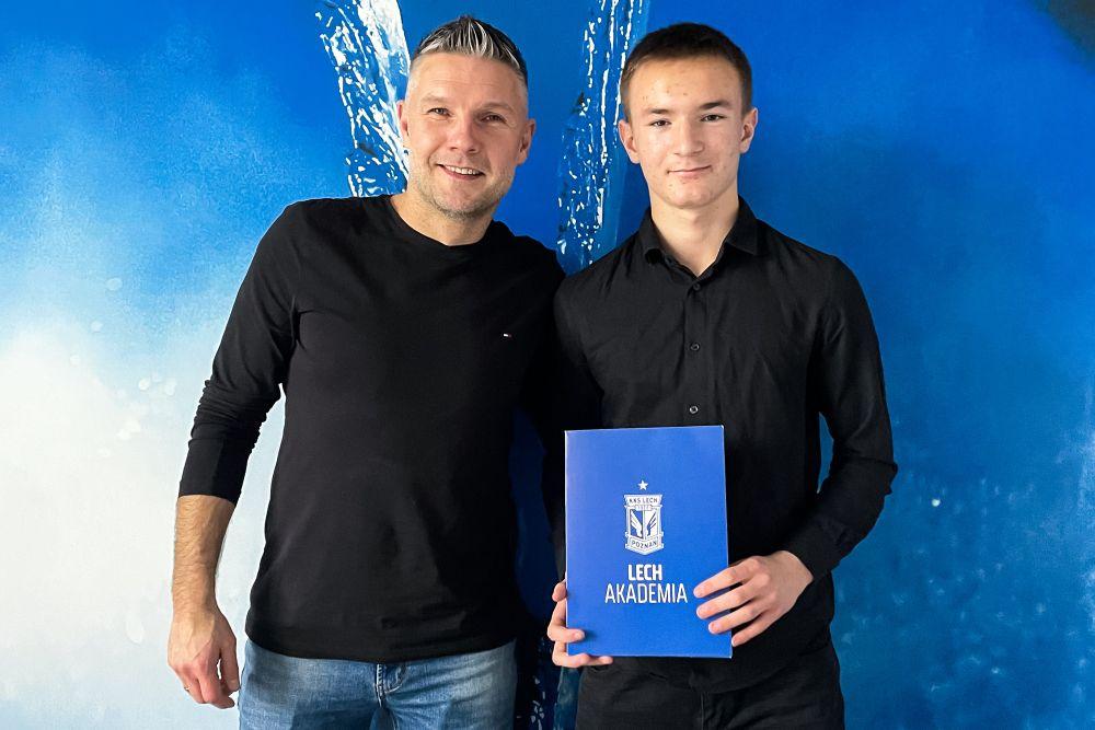 Patryk Prajsnar podpisał swoją pierwszą umowę z Lechem Poznań (fot. Lech Poznań)