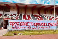 Wulgarny transparent kibiców Resovii. 