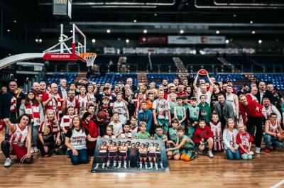 Resovia pokonała HydroTruck Radom. Wyjątkowe wydarzenie na Podpromiu (fot. Resovia Rzeszów Koszykówka)