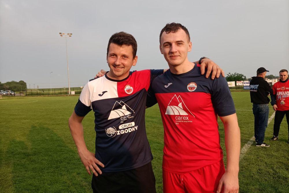 Karol Stanek (z prawej) opuszcza Spartę Kazimierza Wielka. Ma oferty z innych klubów (fot. Sparta Kazimierza Wielka)