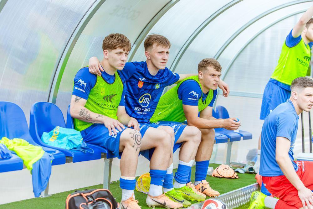 Szymon Majewski (pierwszy z lewej) testowany w Siarce Tarnobrzeg (fot. Stal Kraśnik)