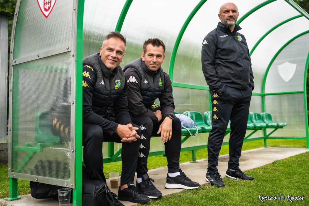 Dariusz Kantor (na środku) nie będzie dłużej trenerem Siarki Tarnobrzeg (fot. Konrad Kwolek)