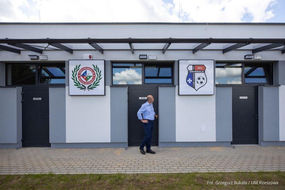Grunwald Budziwój doczekał się budynku klubowego. Dobiega końca modernizacja stadionu (fot. Grzegorz Bukała/ UM Rzeszów)