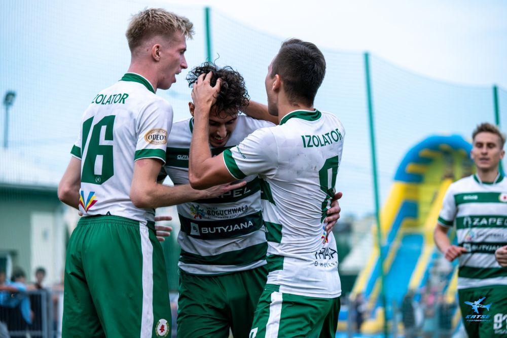 Mikołaj Maricniec (na środku) ustrzelił hat-tricka w meczu z Wisłokiem Wiśniowa (fot. KRTSE Photography)