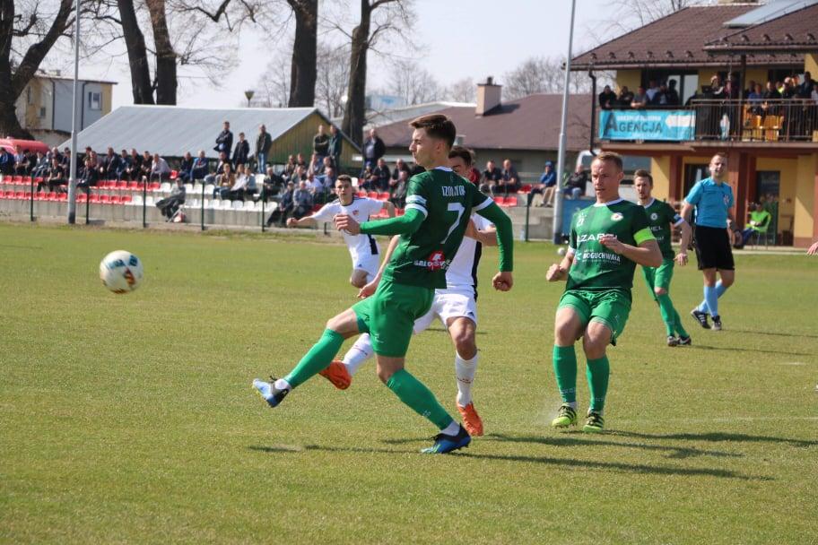 Patryk Zieliński (na zdjęciu, pierwszy plan) zapewnił Izolacji 3 punkty (fot. Natalia Styś)