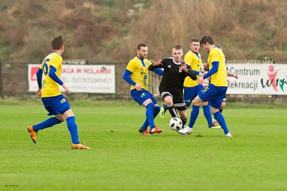 Stal Sanok (żółto-niebieskie stroje) pewnie pokonała imienniczkę z Gorzyc (fot. Tomasz Sowa)